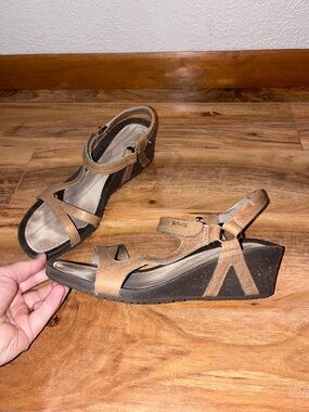 Teva Cabrillo Women’s Strap Wedge Tan Leather Sandals - size 9